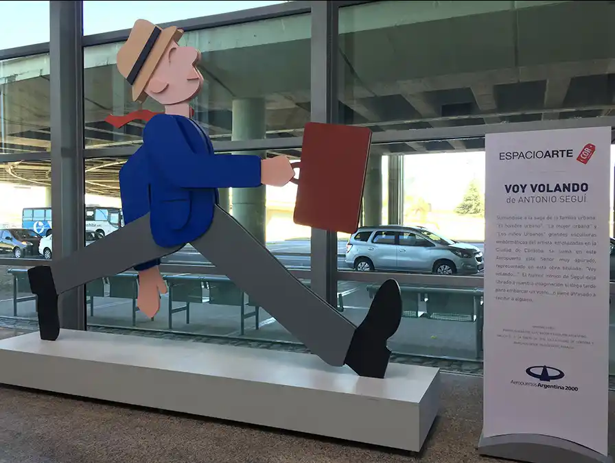 VOY VOLANDO. Escultura en madera pintada que está en el Aeropuerto de Córdoba.