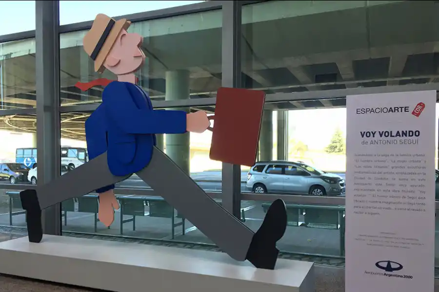 VOY VOLANDO. Escultura en madera pintada que está en el Aeropuerto de Córdoba.
