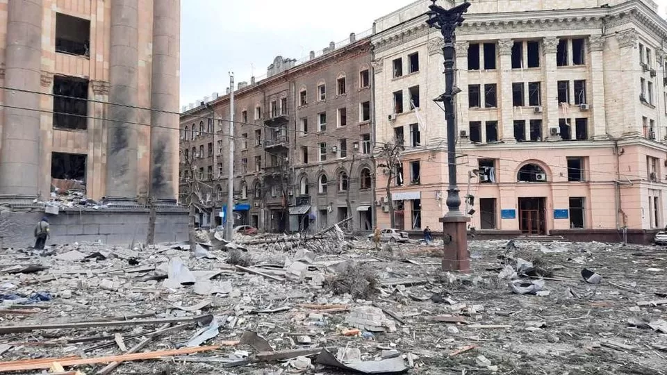 El edificio de la administración regional Kharkiv, Ucrania, fue alcanzado por un misil, según los funcionarios de la ciudad. Foto de REUTERS