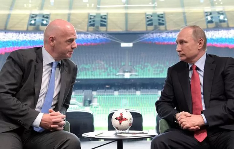 RELACIÓN ROTA. Gianni Infantino (presidente de la FIFA) y Vladimir Putin, en los tiempos del Mundial de Rusia en 2018. 