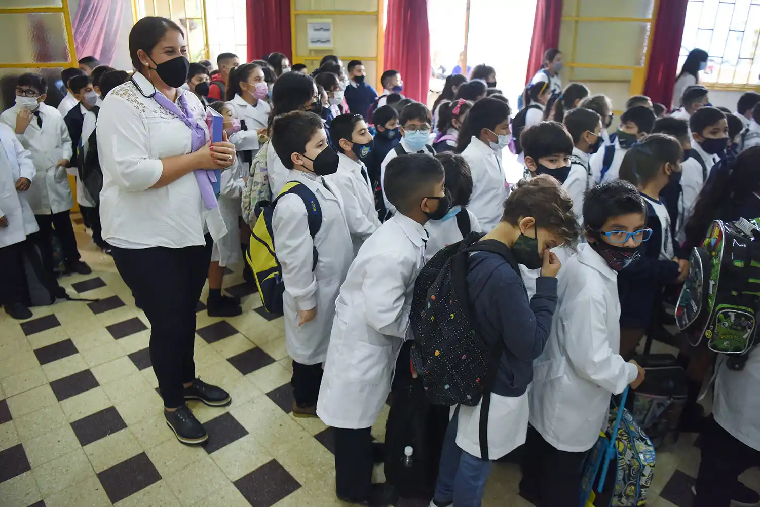 ENTUSIASMO. Los chicos de la escuela 9 de Julio durante el ingreso al año escolar 2020. LA GACETA