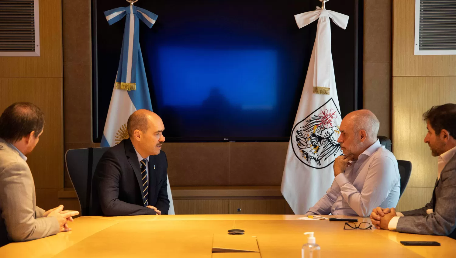 ENCUENTRO. El jefe de Gobierno de la Ciudad Autónoma de Buenos Aires, Horacio Rodríguez Larreta, ofreció ayuda a un miembro de la Embajada de Ucrania en el país.