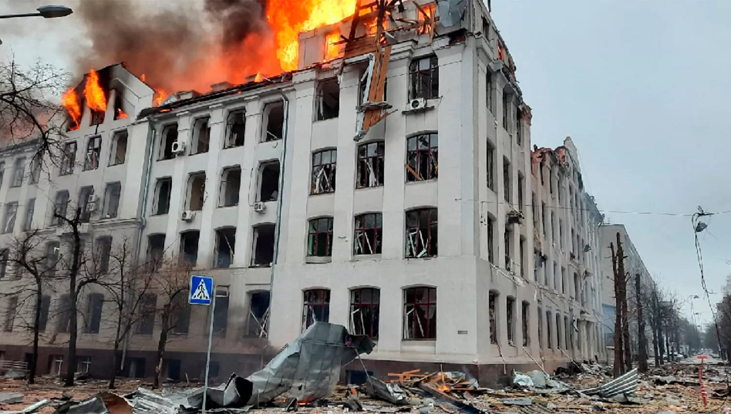 EN LLAMAS. Bomberos intentan controlar el fuego en uno de los edificios de la Universidad de Járkov (Khárkiv).)