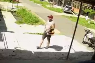 Video: bajó de la moto, manoseó a una adolescente en plena calle y se fugó