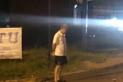 Tiene 72 años y espera a su hija todas las noches en la parada de colectivo para protegerla