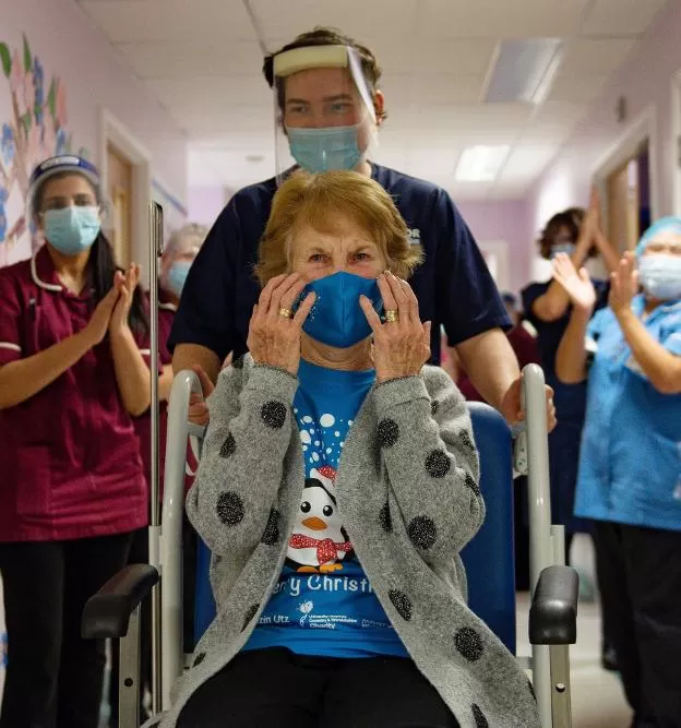 EL DEBUT DE LA VACUNA. La británica Margaret Keenan fue la primera persona inoculada contra el coronavirus. 