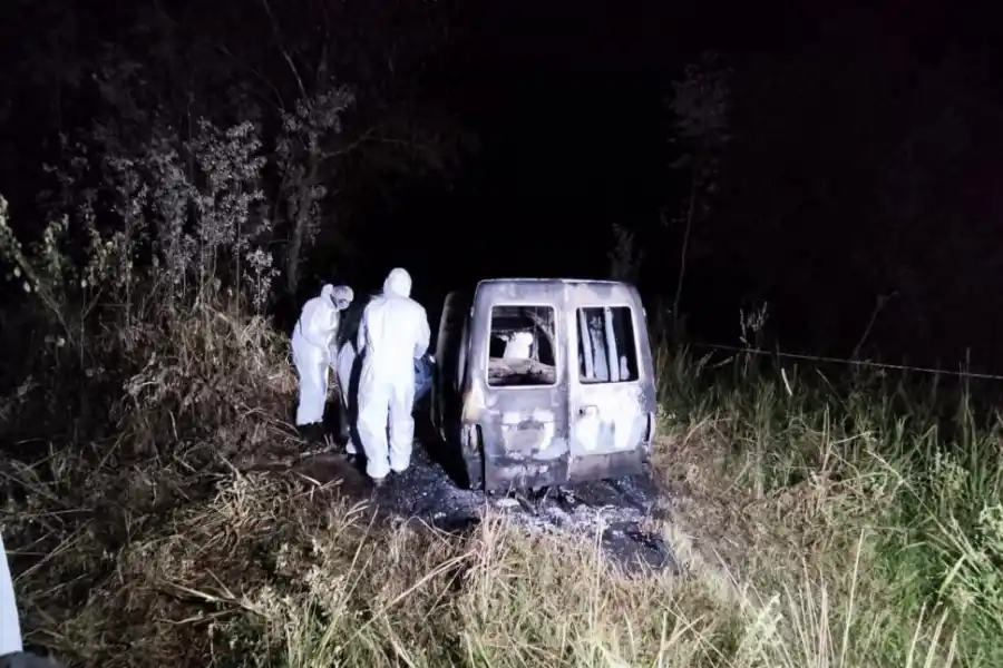 ESCENA REPETIDA. Los forenses analizan la camioneta incendiada donde fue encontrada una de las víctimas del doble crimen de Santa Lucía.  