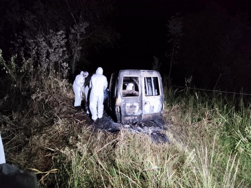 ESCENA REPETIDA. Los forenses analizan la camioneta incendiada donde fue encontrada una de las víctimas del doble crimen de Santa Lucía.  