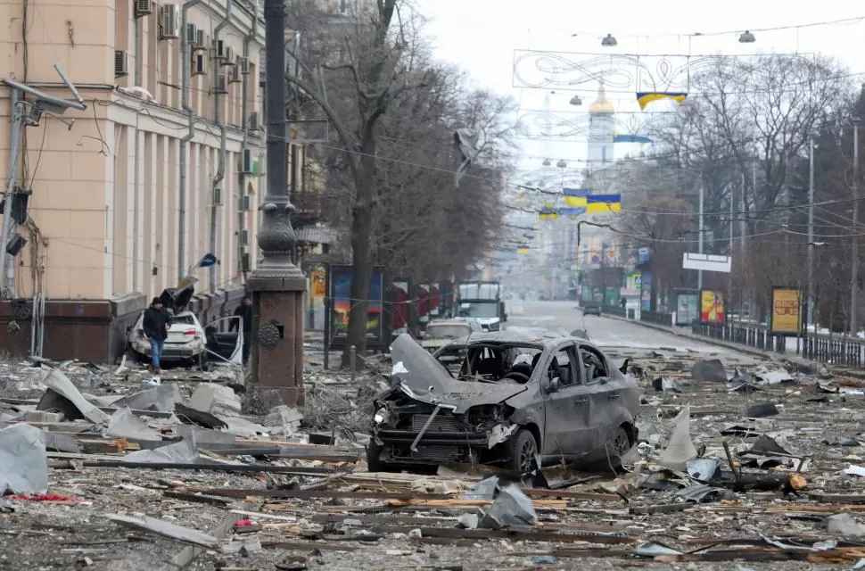 DESTRUCCIÓN. Una vista del área cercana al edificio de la administración de Kharkiv, alcanzado por misiles. 