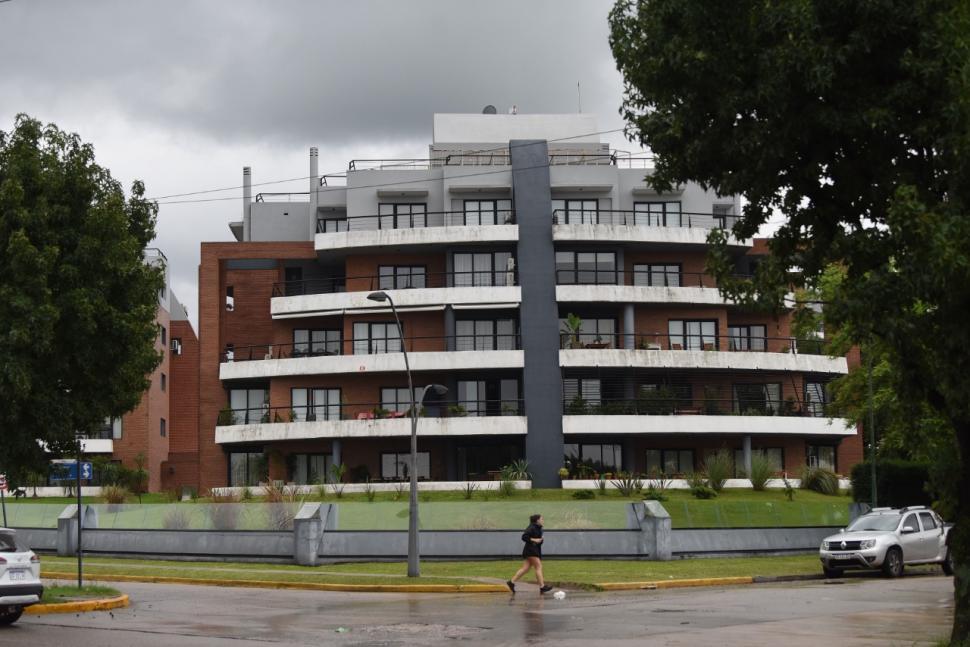 TERRAZAS PARK. Uno de los primeros complejos de departamentos de alta gama que se alzó en Yerba Buena. LA GACETA / FOTOS DE ANALÍA JARAMILLO