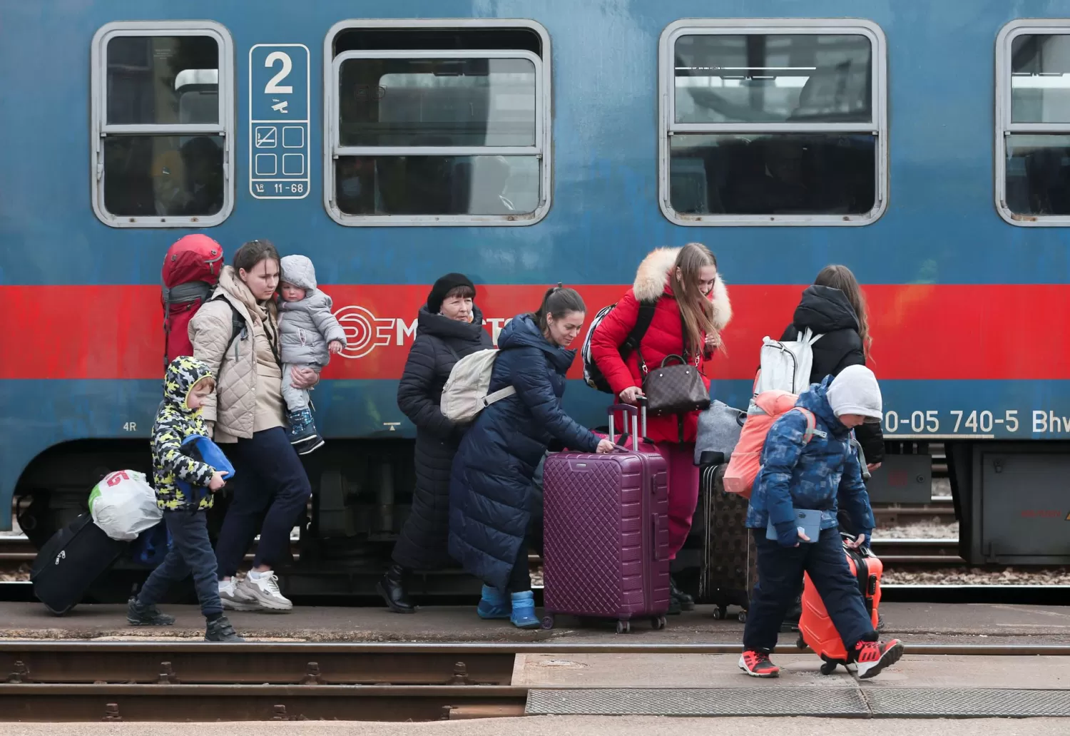 EN HUNGRÍA. Refugiados ucranianos desembarcan en una estación de tren, huyendo de los bombardeos rusos. Foto: Reuters