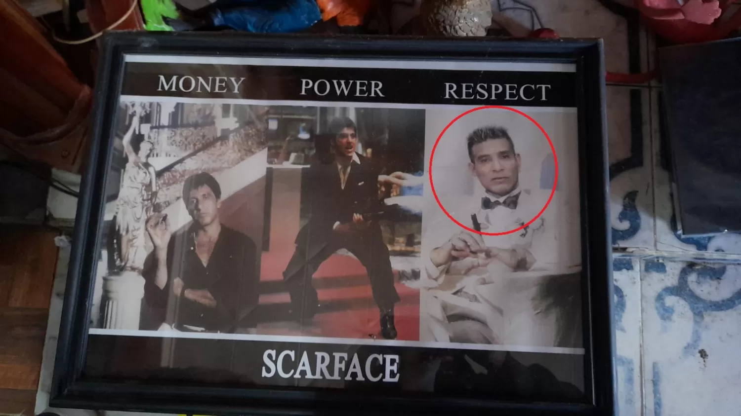 PÓSTER MODIFICADO de la película Scarface: a la derecha, el tal Japo toma el lugar de Tony Montana. 