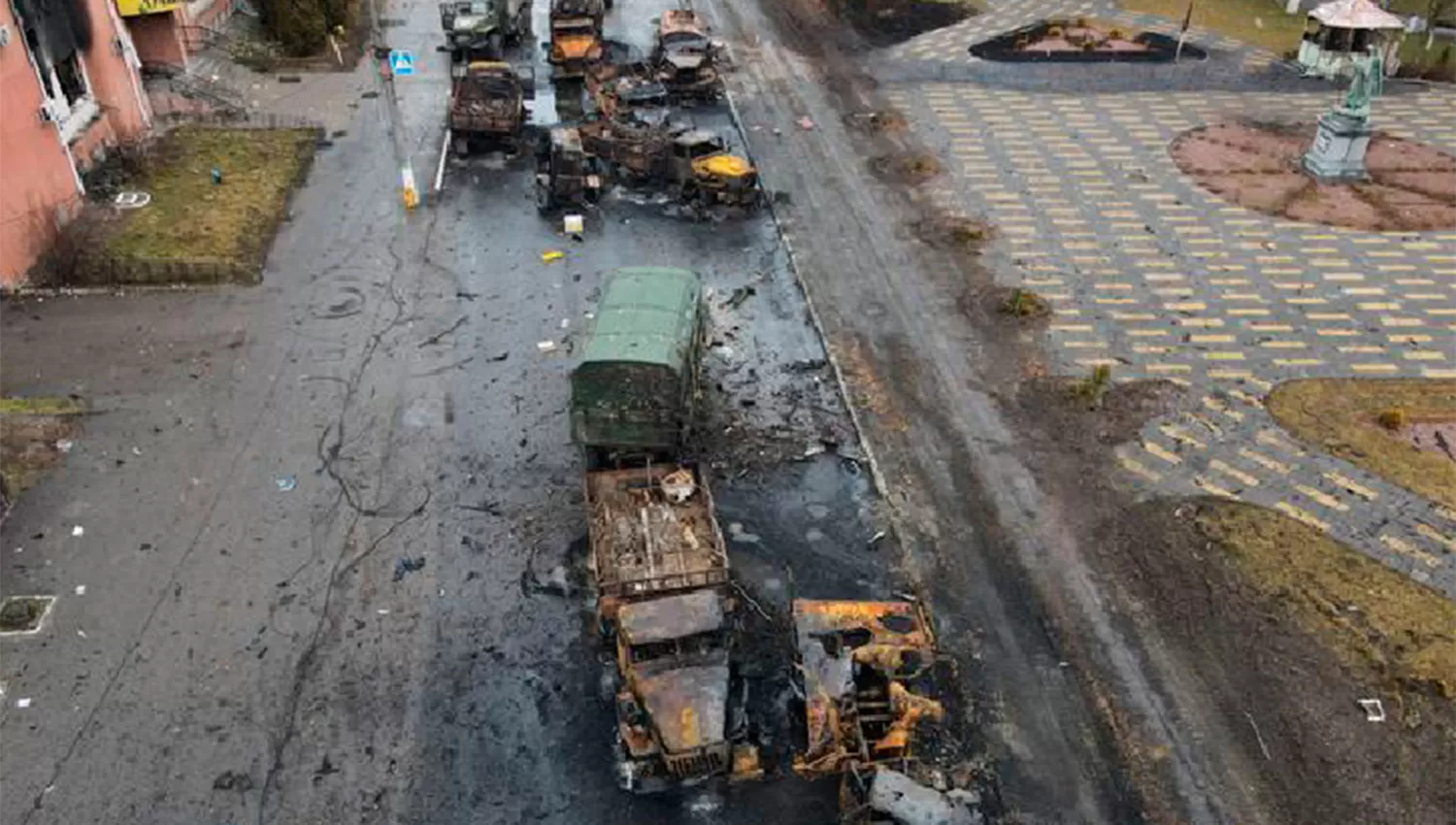EN BORODYANKA. Vehículos rusos destruidos en las calles de la región metropolitana de Kiev, en Ucrania. REUTERS