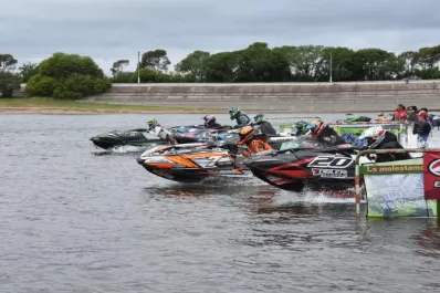 En El Cadillal: los jet-ski y las motos de agua salen a conquistar