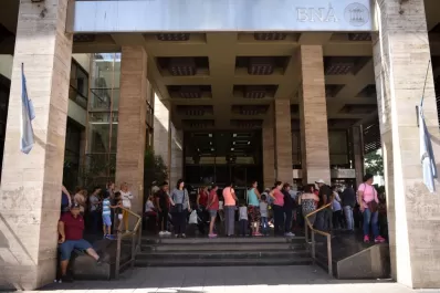 Filas, demora y sistema caído en el trámite de fe de vida