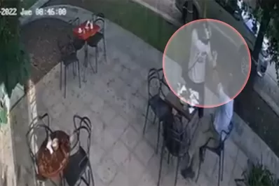Video: en segundos, le robaron el celular y la mochila en un bar de Yerba Buena