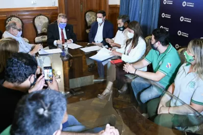 En Tucumán, los estatales firmaron con el Gobierno una suba salarial del 44%