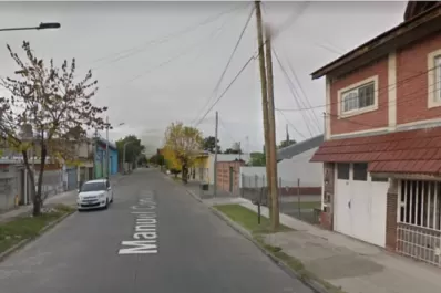 Una estudiante denunció que fue abusada por un compañero en el baño mientras otros dos hacían de campana