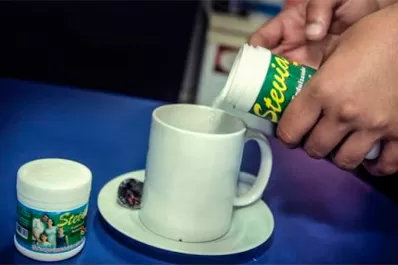 Amat prohibió dos edulcorantes stevia y una marca de palitos salados