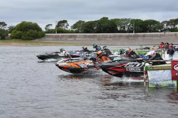 En El Cadillal: los jet-ski y las motos de agua salen a conquistar