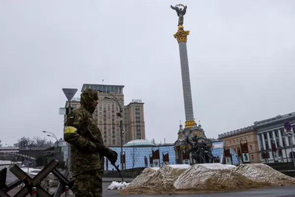 Moscú dice que murieron 498 soldados rusos, pero Kiev afirma que son 5.840