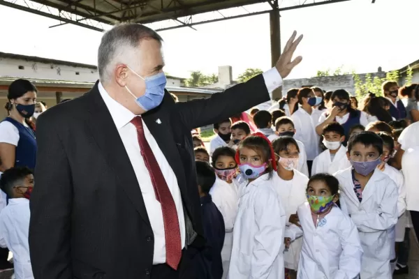 Estamos trabajando para mejorar la totalidad de las escuelas de Tucumán, aseguró Jaldo