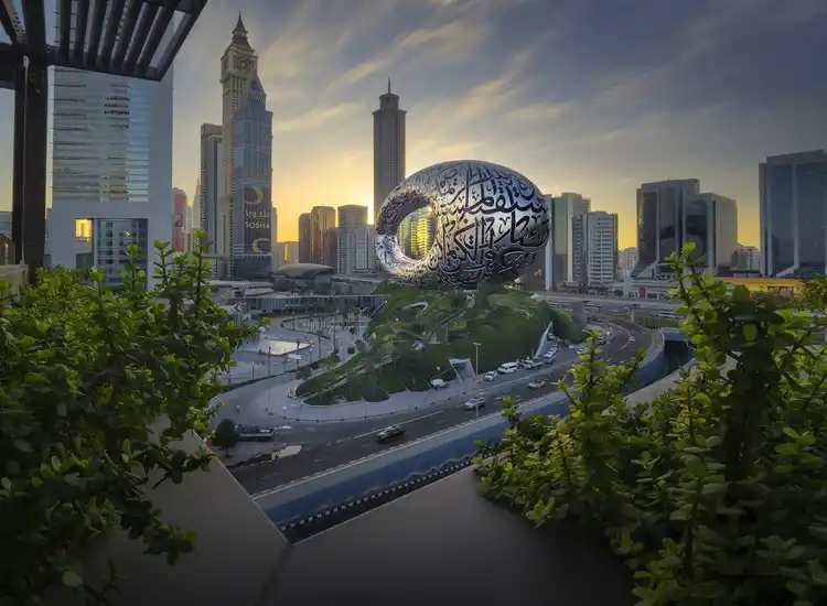 ESPECTACULARIDAD AL ATARDECER. Sobre su propia colina verde, el Museo del Futuro se contextualiza en un paisaje urbano imponente.  