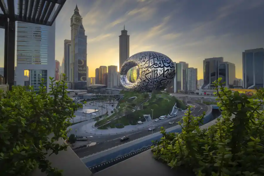 ESPECTACULARIDAD AL ATARDECER. Sobre su propia colina verde, el Museo del Futuro se contextualiza en un paisaje urbano imponente.  