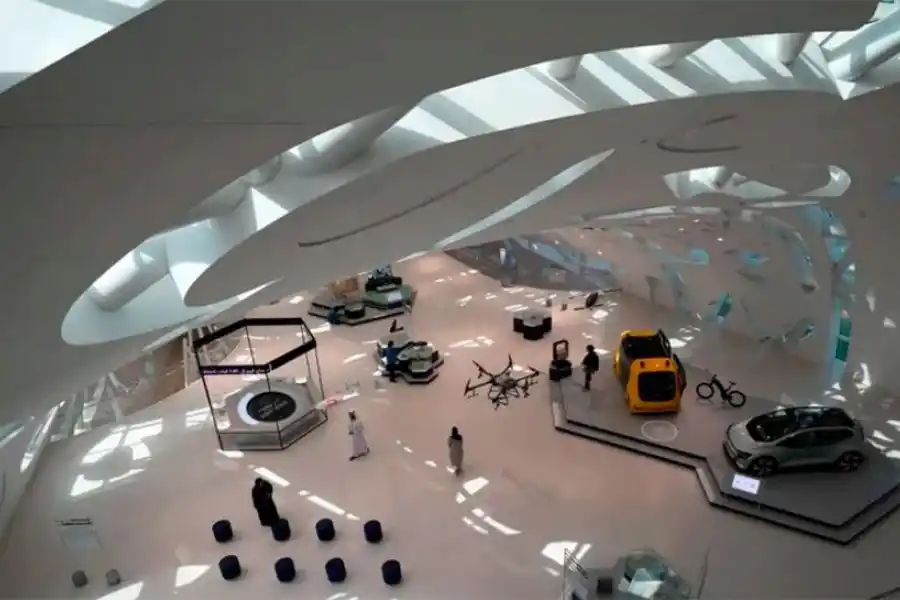 UNA SALA CON VEHÍCULOS. Los guías esperan a los visitantes.     