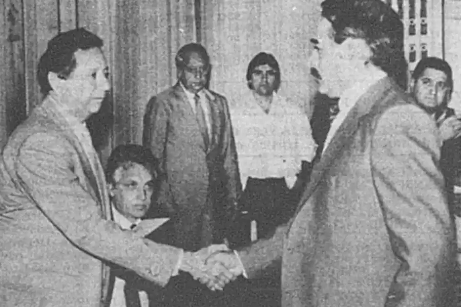 UN ACTO. El cordobés Ronal Bradis Troncoso entregando una distinción al jefe de la Brigada.