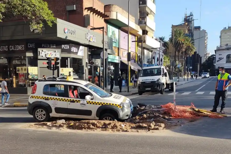 A METROS DE LA PLAZA INDEPENDENCIA. El taxi quedó atascado en una obra en construcción. 