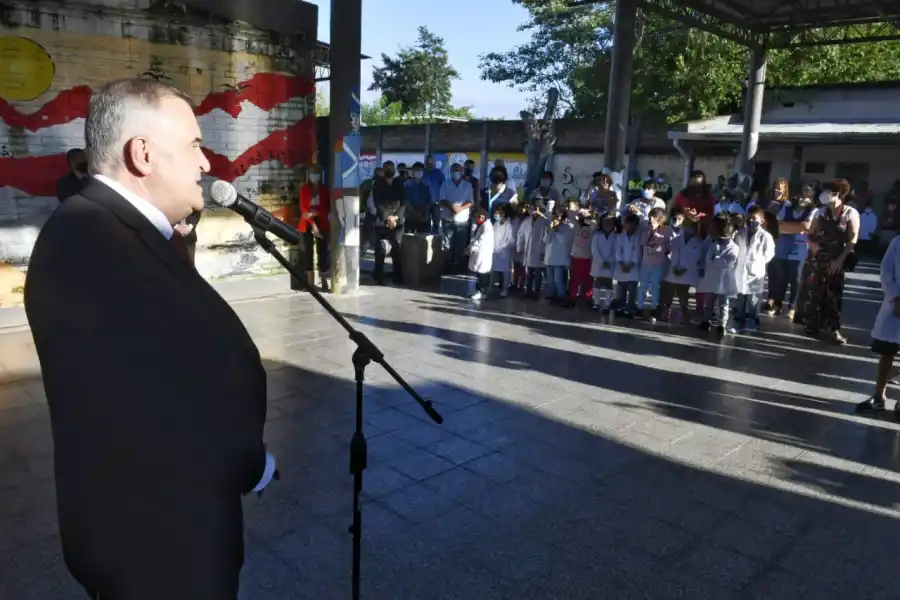 EN BANDA DEL RÍO SALÍ. Jaldo encabezó un acto en una escuela, en el marco de la vuelta a las aulas. Foto Gobernación