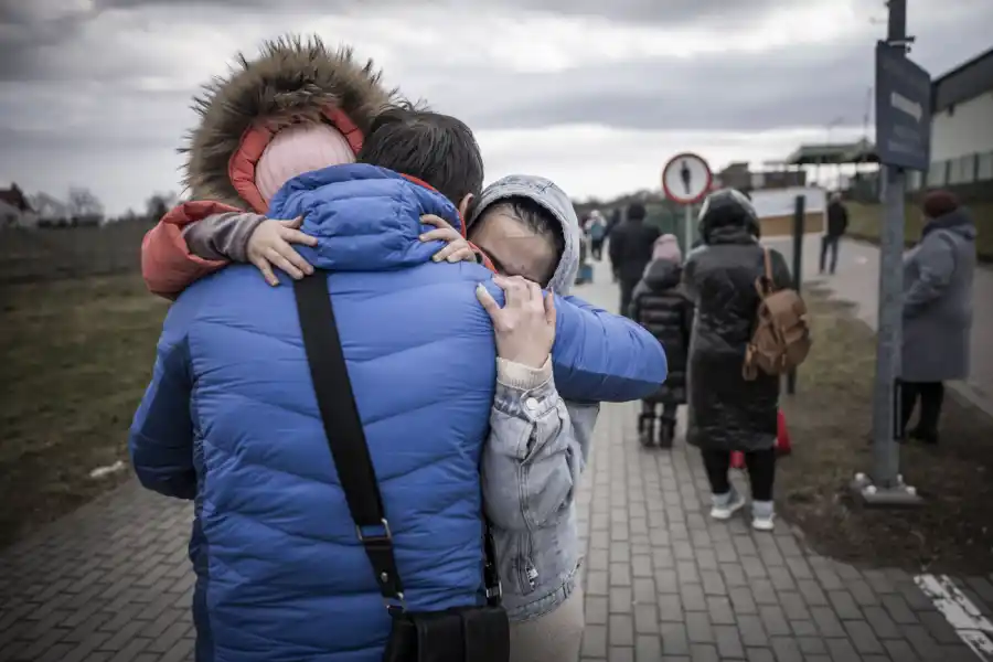 Un hombre se despide de su familia en el frontera de Ucrania