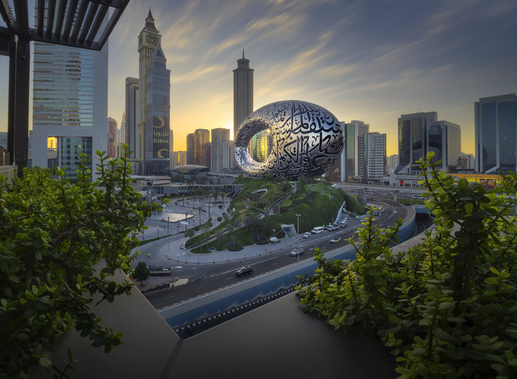 ESPECTACULARIDAD AL ATARDECER. Sobre su propia colina verde, el Museo del Futuro se contextualiza en un paisaje urbano imponente.  