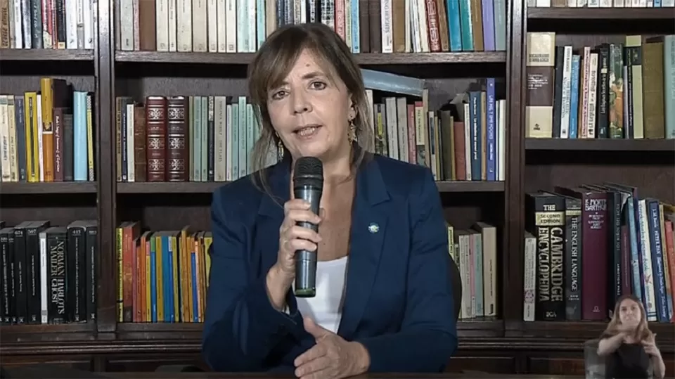La vocera presidencial, Gabriela Cerruti, en conferencia de prensa virtual
