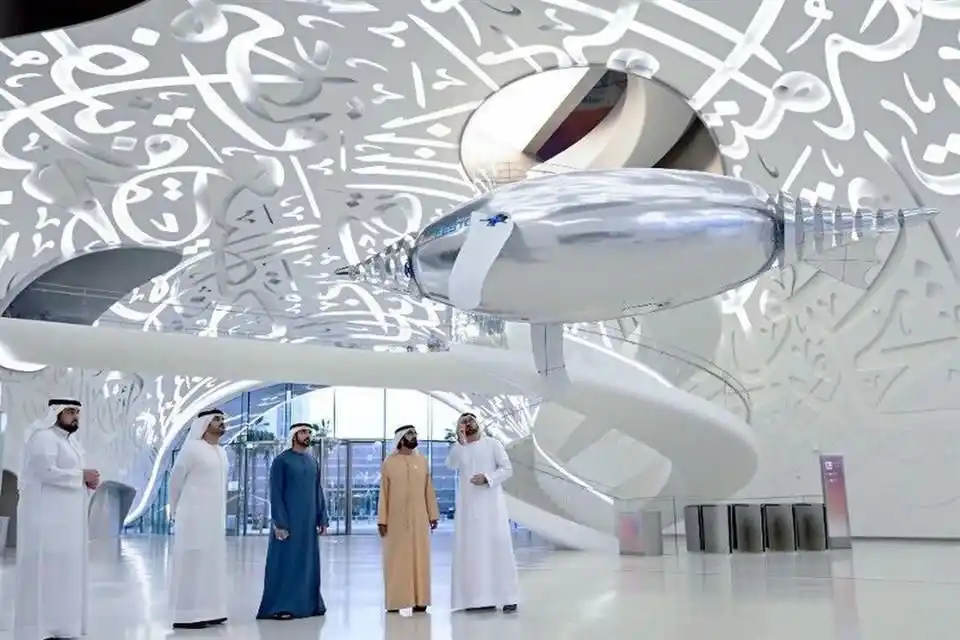 ESPACIO ENVOLVENTE. La caligrafía de la cubierta filtra la luz al interior. 