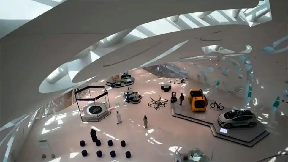 UNA SALA CON VEHÍCULOS. Los guías esperan a los visitantes.     