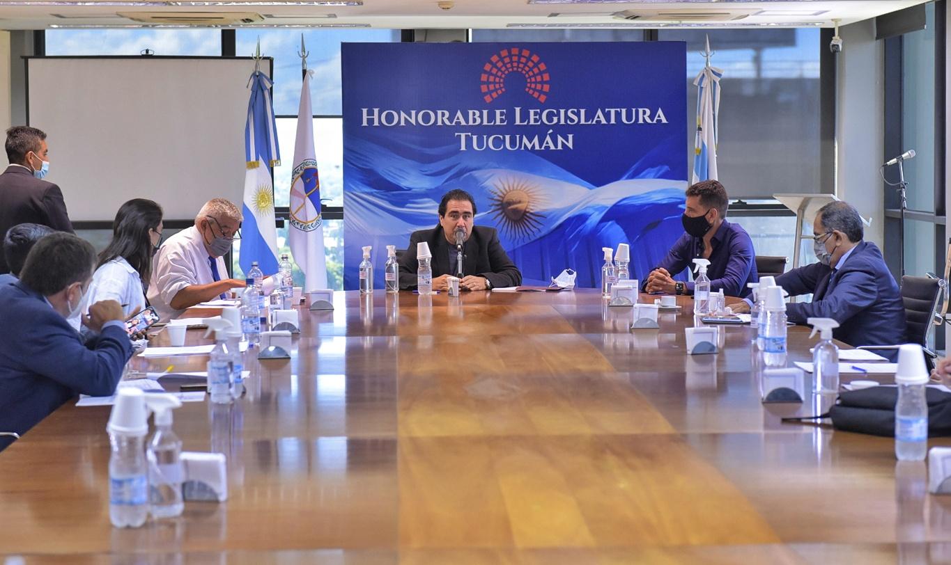 EN LABOR PARLAMENTARIA. La reunión fue presidida por el peronista Sergio Mansilla. Foto: Prensa HLT