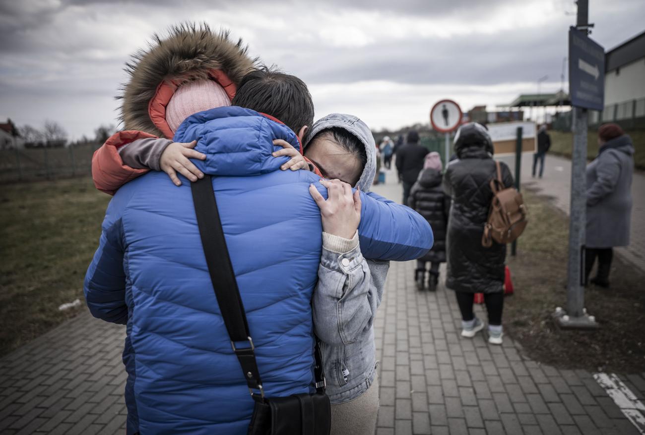 Un hombre se despide de su familia en el frontera de Ucrania