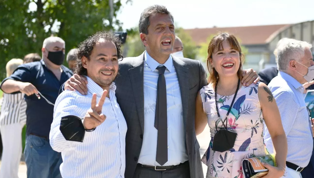 EFUSIVOS. El presidente de la Cámara Baja del Congreso, Sergio Massa, junto a la diputada Mabel Carrizo y al esposo de esta, el ex legislador Jesús Salim, muy contentos.