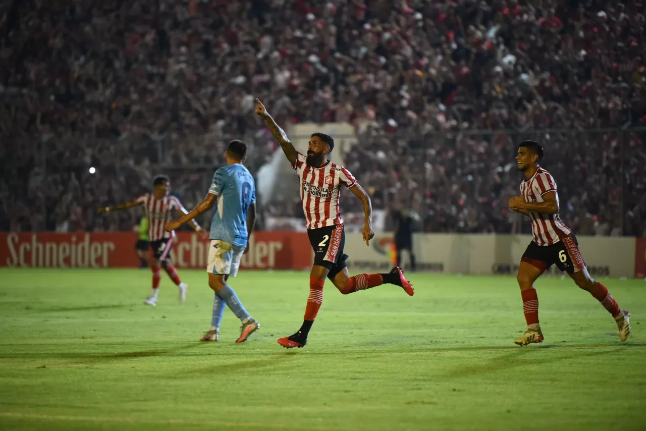 DEFENSOR GOLEADOR. Orellana festeja el primer gol del Santo. LA GACETA/FOTO DE DIEGO ARÁOZ 