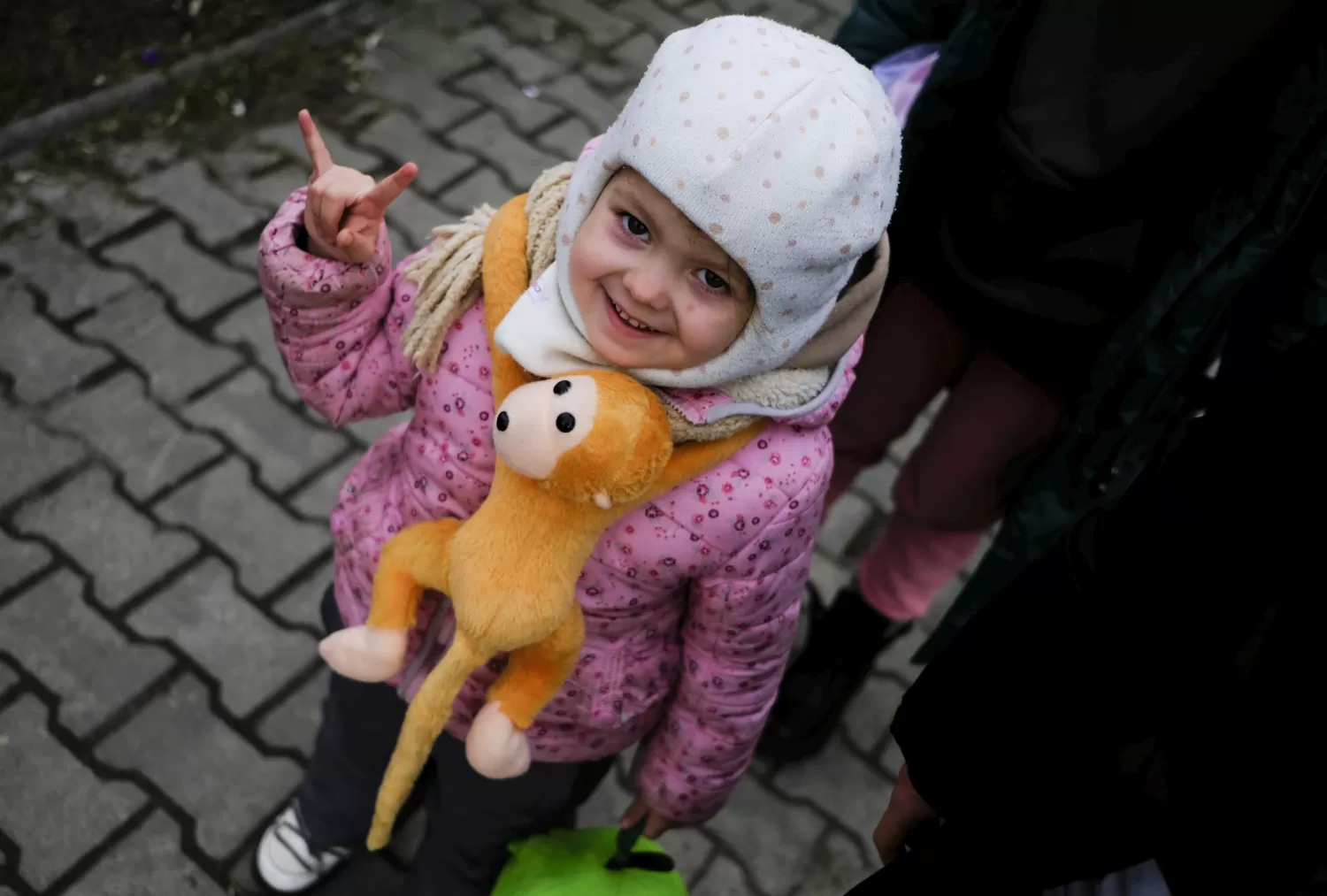 COBIJO. Entregan peluches a los niños que llegan a Polonia desde Ucrania. FOTO TOMADA DE EL MUNDO