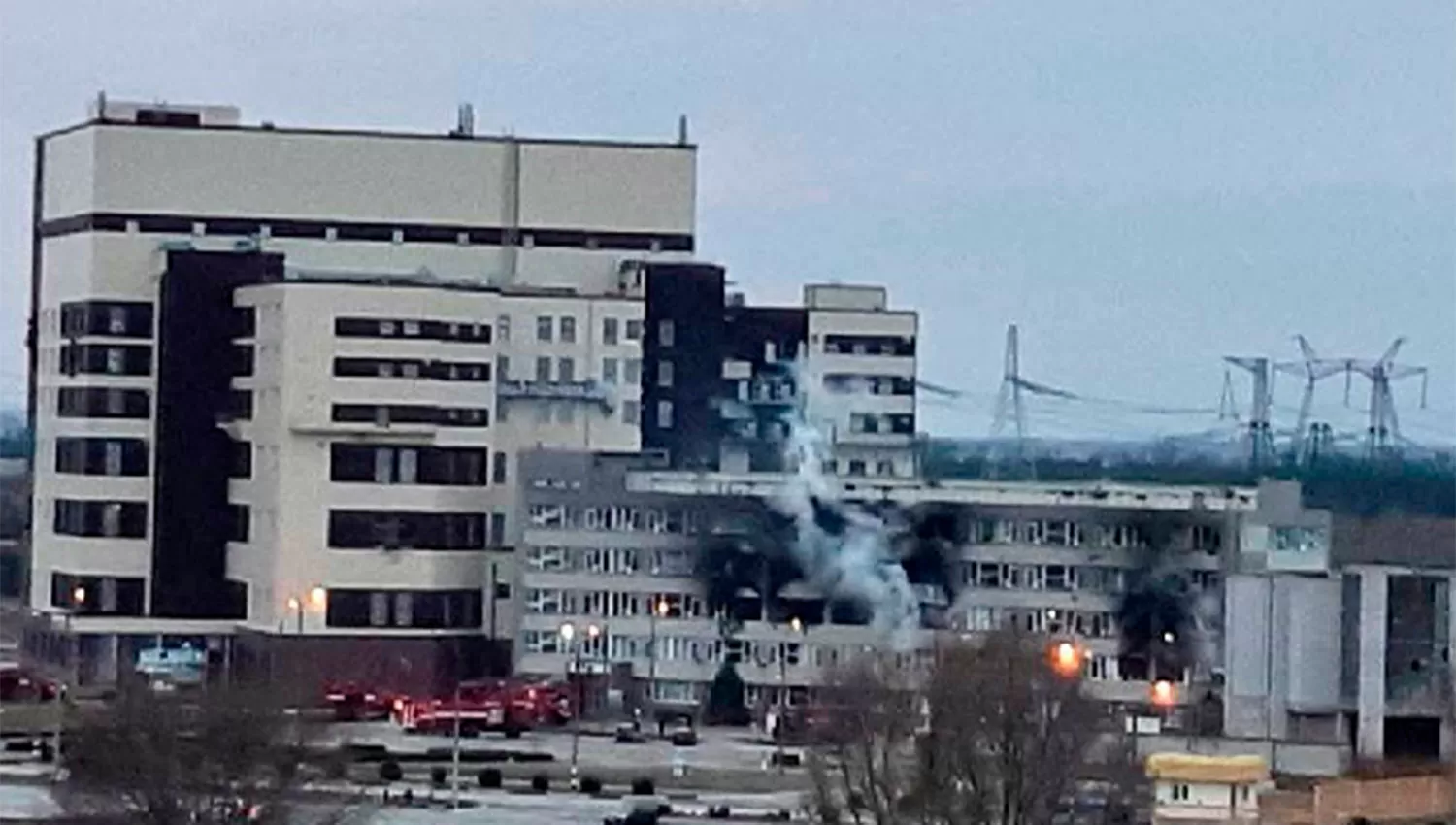ALGUNOS DAÑOS. Un proyectil impactó en el edificio administrativo de la central de Zaporiyia.