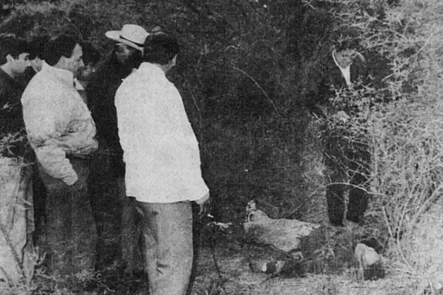 EN LA ESCENA DEL CRIMEN. Ferreyra dialoga con un perito donde fueron abatidos dos de los tres asaltantes que capturaron en Salta.