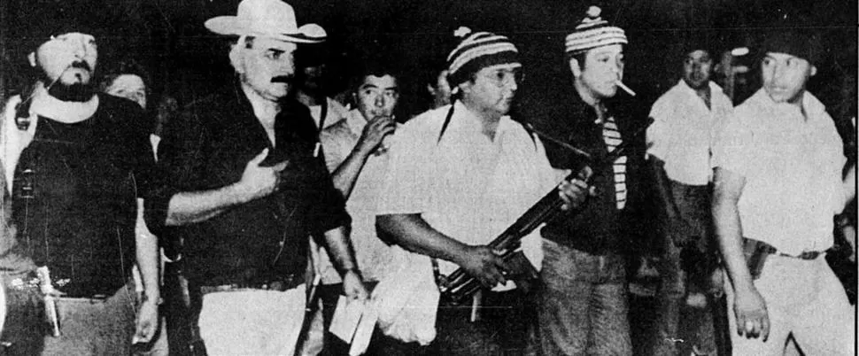 LÍDER. “El Malevo” Ferreyra liderando a los policías en la protesta que realizaron los miembros de la fuerza en 1990. 
