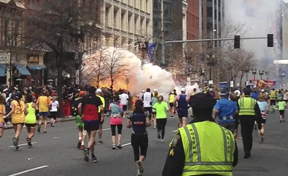 EL ATAQUE. Los maratonistas de Boston iban llegando a la meta cuando se desencadenó el atentado. FOTOS REUTERS
