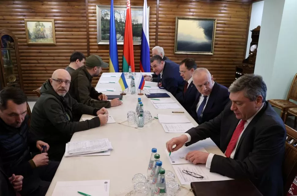 LA NEGOCIACIÓN. Funcionarios rusos y ucranianos participan en las conversaciones en Bielorrusia. 