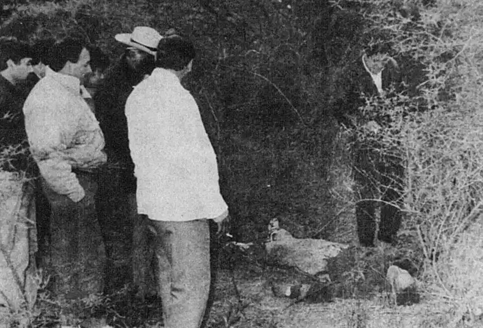 EN LA ESCENA DEL CRIMEN. Ferreyra dialoga con un perito donde fueron abatidos dos de los tres asaltantes que capturaron en Salta.