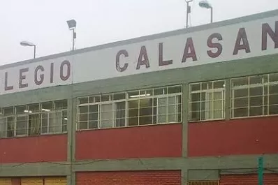 Le pegaron y robaron el celular al salir del colegio