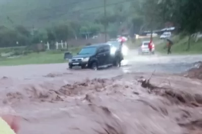 Impactantes videos: la tormenta causó inundaciones en Tucumán